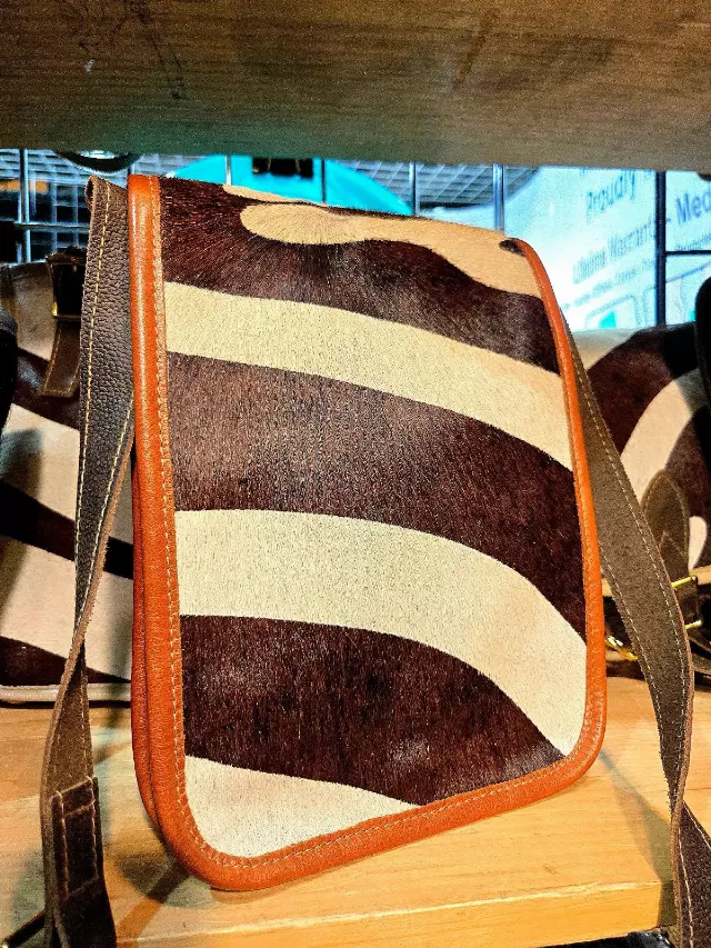 Ref.600 — Striped hide crossbody with orange leather trim