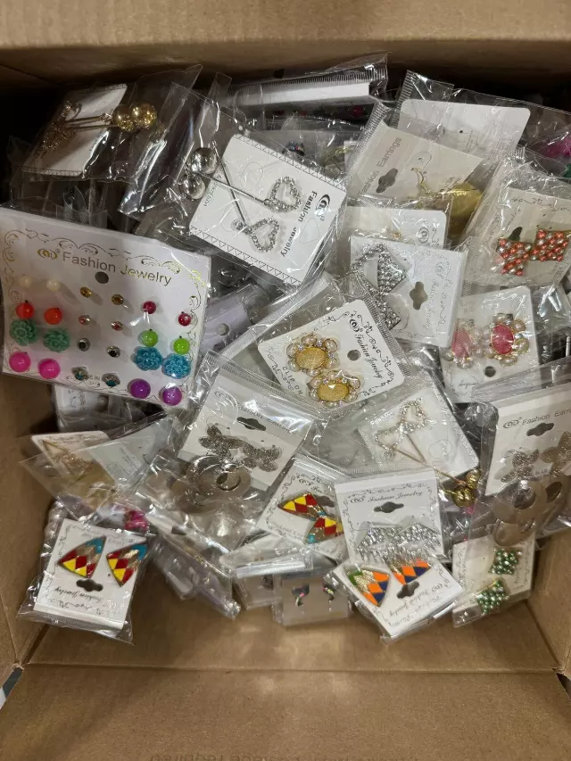 Wholesale Lot Of 1800 Pieces Of Premium Fashion Jewelry – Ideal For Discount Stores, Flea Market Vendors, And Online Sellers – Suggested Retail Prices From $3 To $15 Each – Your Price Is Only .25 Each