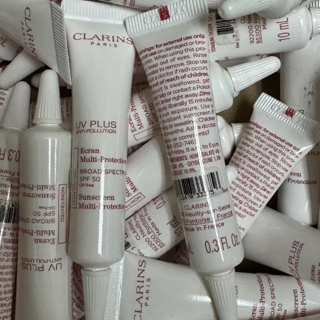 WHOLESALE CLARINS UV PLUS ANTI-POLLUTION SUNSCREEN MULTI-PROTECTION NON-TINTED 0.3 OZ - 100 PIECE LOT