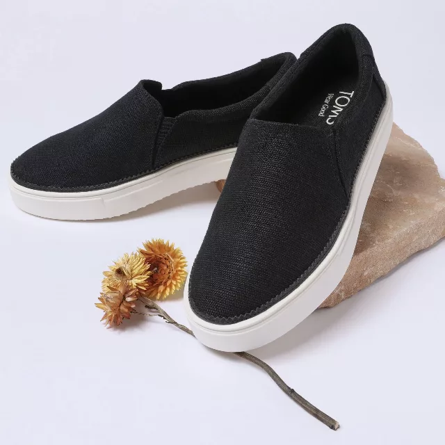 Toms wholesale women's shoes 30 pairs.