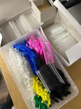 Discount Lot of Store Tags & Plastic Fastners / Venta al por mayor de etiquetas de tienda y sujetadores de plástico