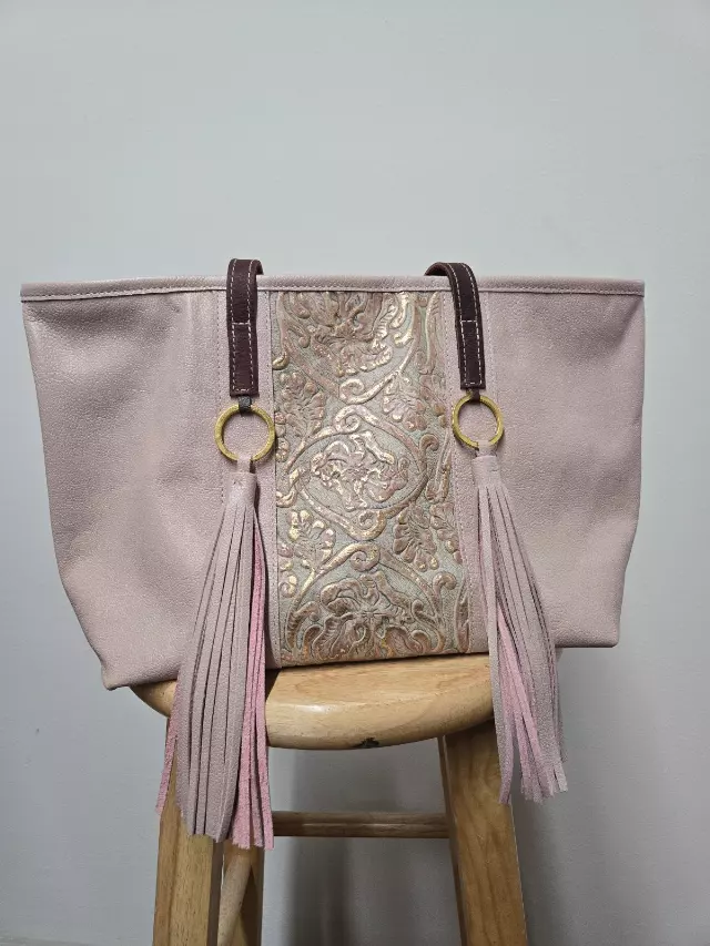 REf. 712 — Mauve leather tote with embossed floral panel