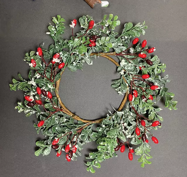 PMX5000-14 – 14” Frosted berry Boxwood wreath ( 6” candle will fit in the middle) Min 2-Case pk 48