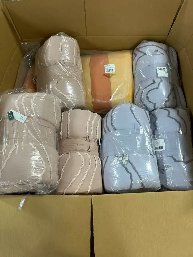 Assorted name-brand comforters lot · new