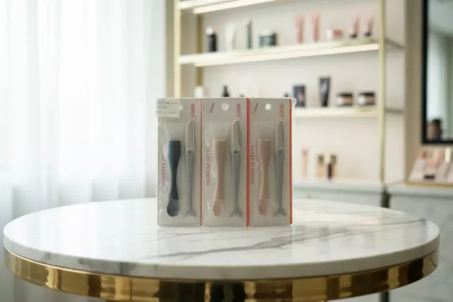 Hind Eyebrow Razor with Silicone Brush