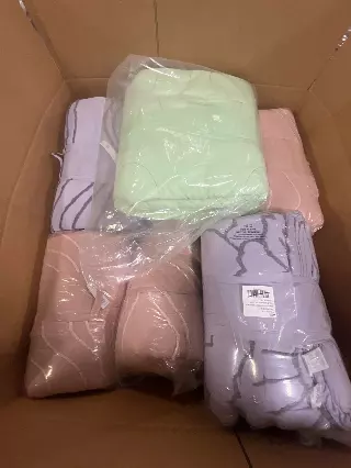 Assorted name-brand comforters lot · new