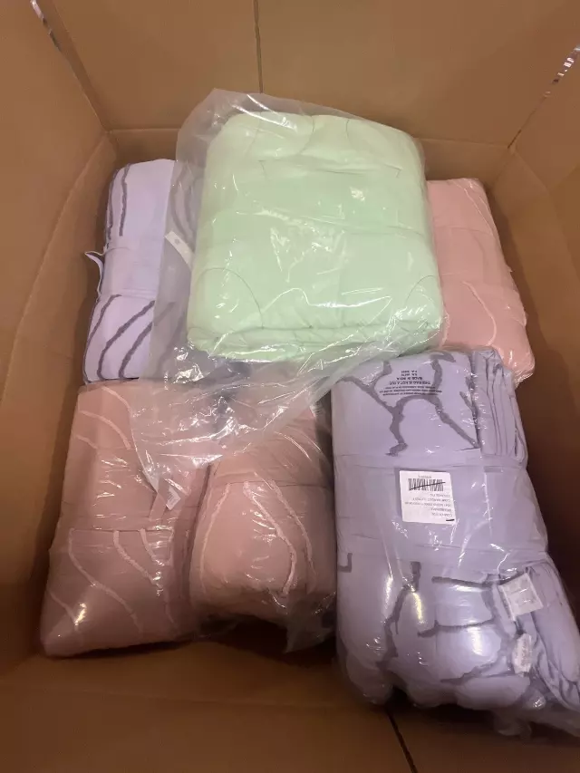 Assorted name-brand comforters lot · new