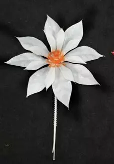 PLX2000WT – 6” Plastic Poinsettia pick (100 ct)- Min 1 box – Case Pk. 20 Boxes