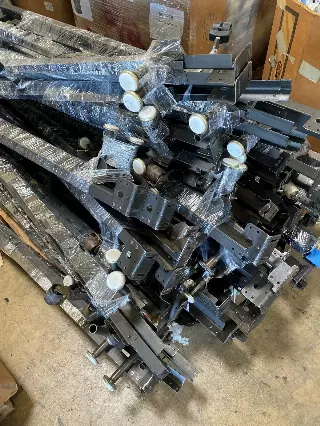 Pallet of Metal Bed Frames, King/Queen / Palé de marcos de cama de metal, King/Queen