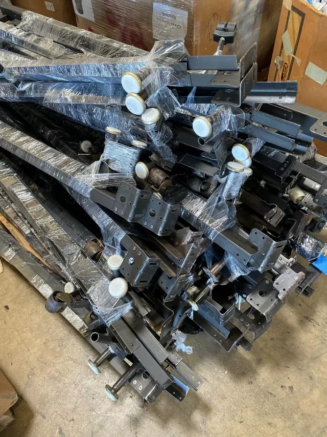 Pallet of Metal Bed Frames, King/Queen / Palé de marcos de cama de metal, King/Queen